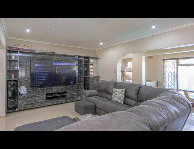 4 BEDROOM FREEHOLD FOR SALE IN HERRWOOD PARK